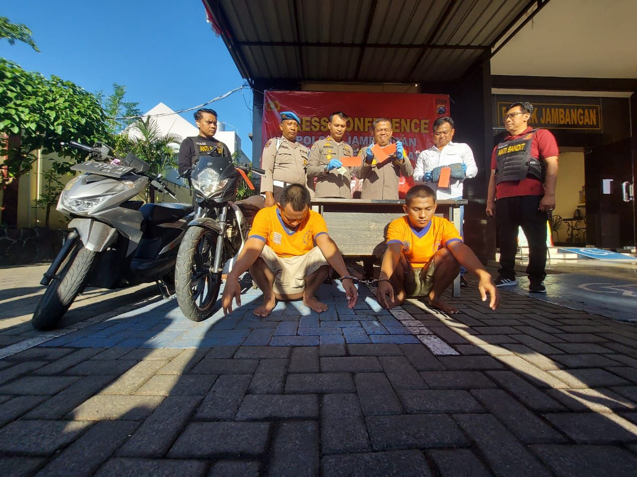 Foto: Kapolsek Jambangam Kompol Budi Waluyo dan jajarannya menunjulkan barang bukti dan tersangka di Mapolsek Jambangan