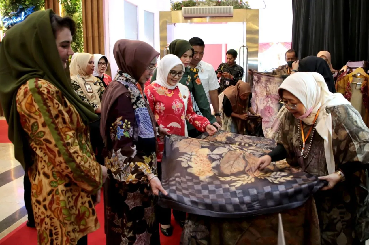 Istri Wapres RI Borong Produk UMKM di Surabaya Kriya Gallery