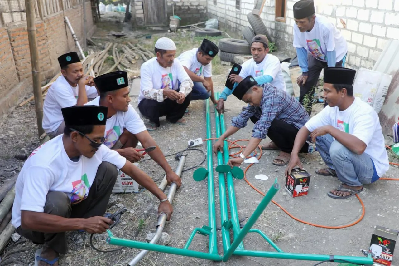 Kiai Muda Ganjar Berikan Bantuan Penerangan Jalan Untuk Warga Bojonegoro