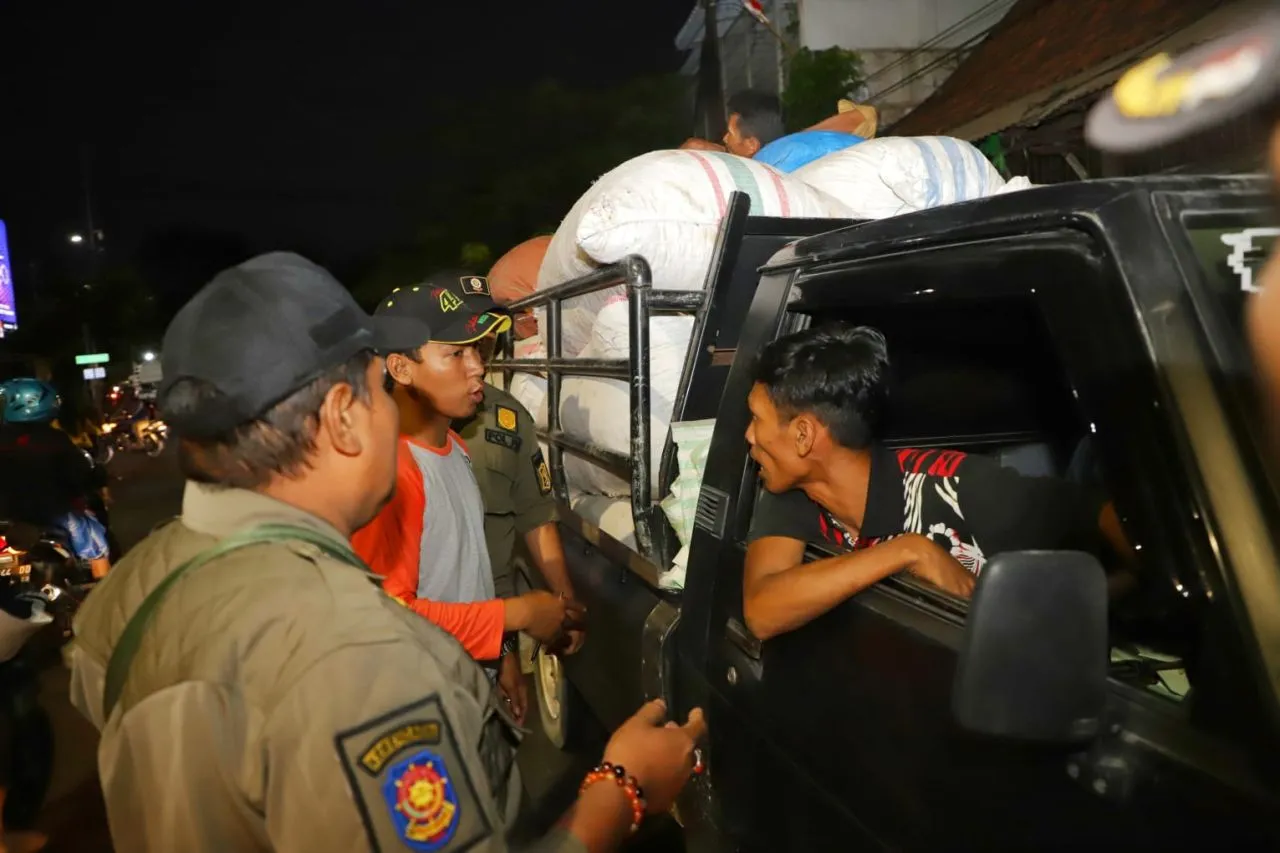 Satpol PP Halau PKL yang Berjualan di Trotoar dan Badan Jalan di Kawasan Pasar Keputran