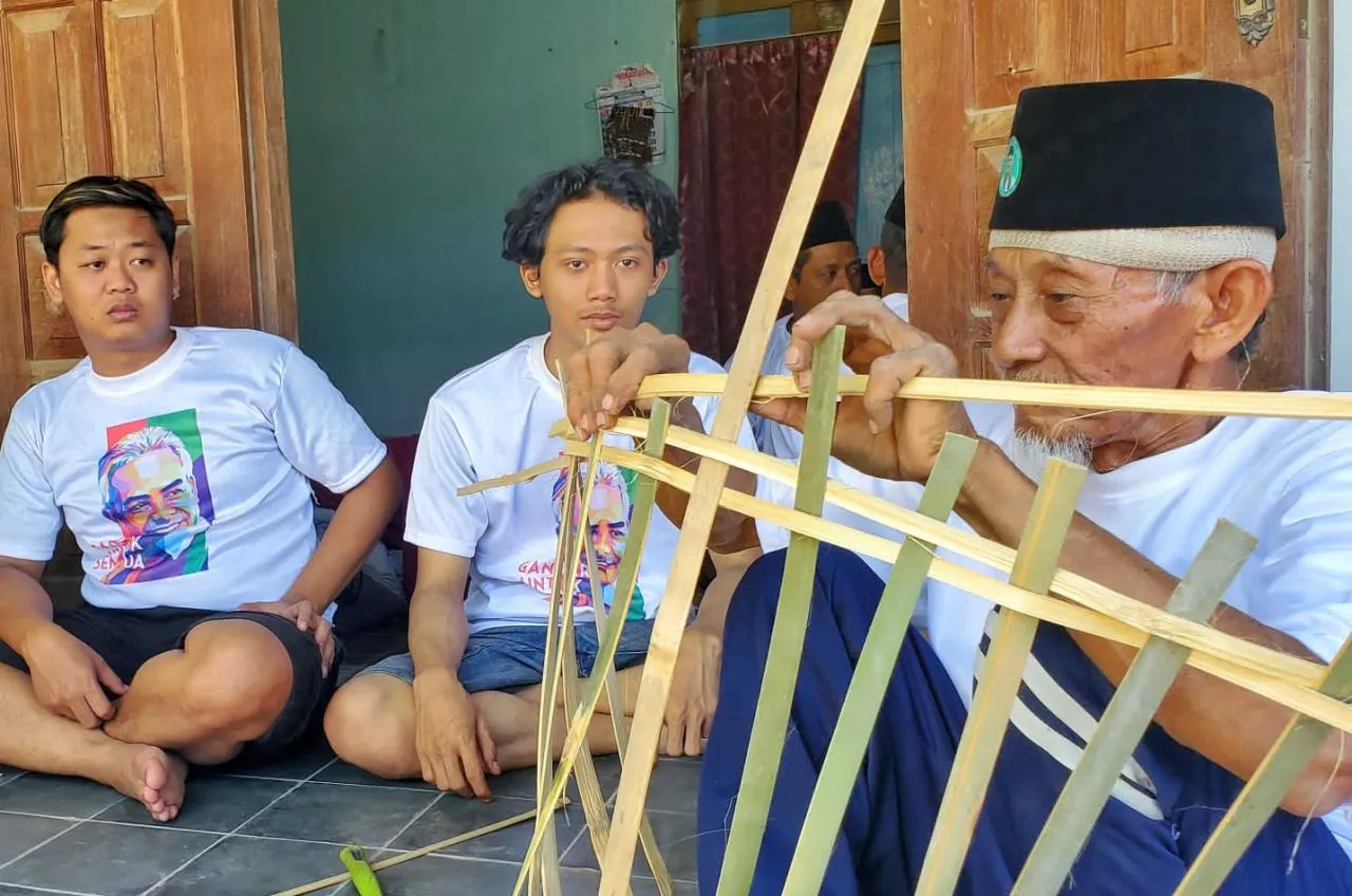 Kiai Muda Ganjar Ajarkan Warga Membuat Alat Dapur dan Kebersihan dari Bambu