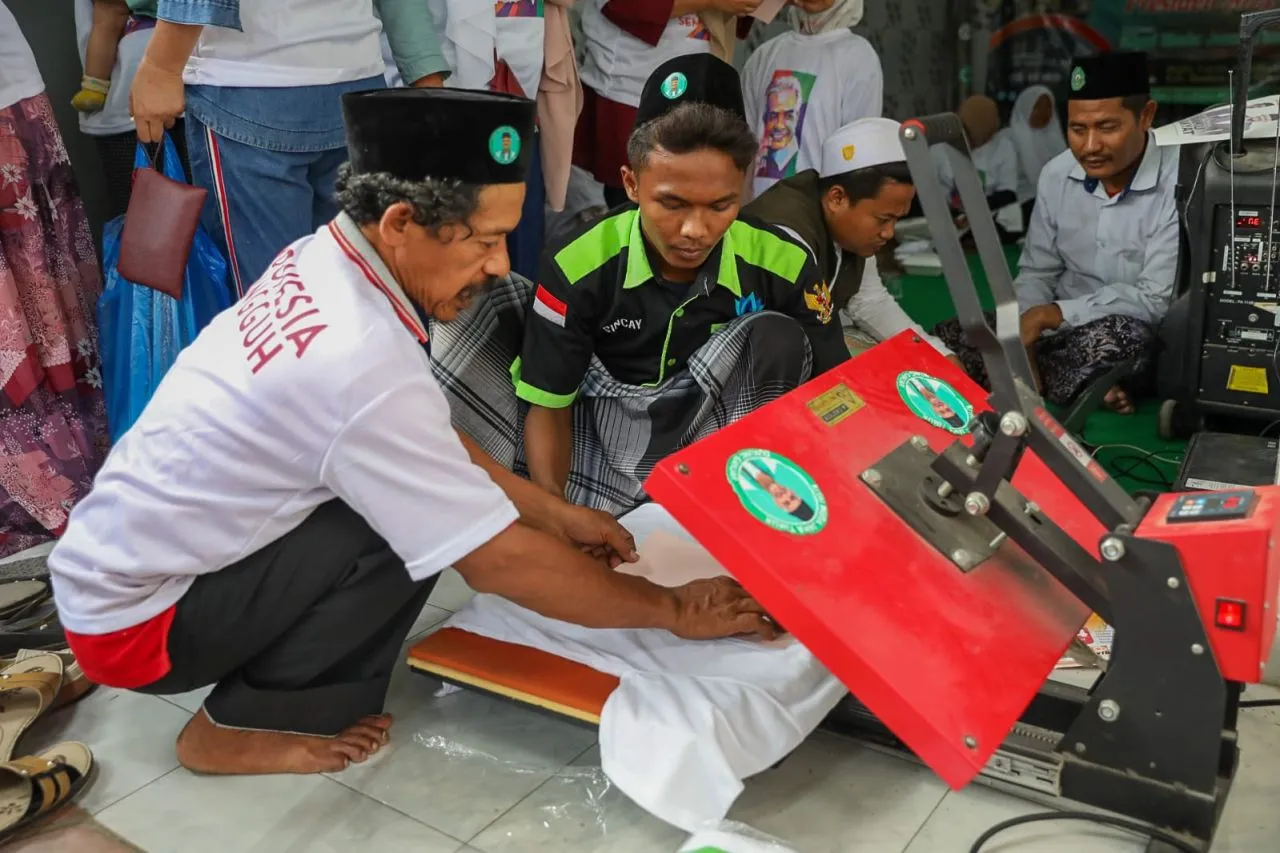 Nyablon Bareng Kiai Muda, Warga Kediri Senang Ada 'Selfie bareng Ganjar'