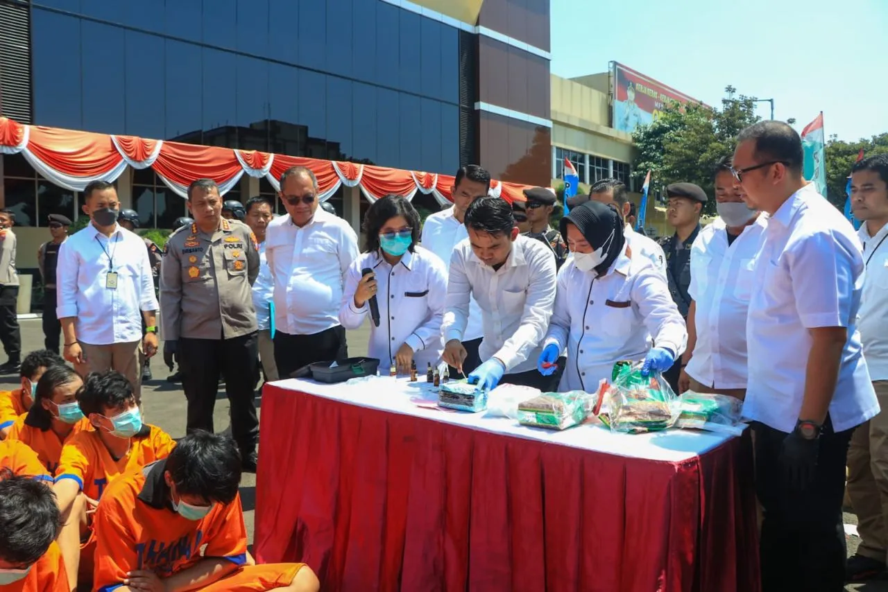 Polda Jatim Gelar Pemusnahan Barang Bukti Narkotika dengan 661 Orang Tersangka