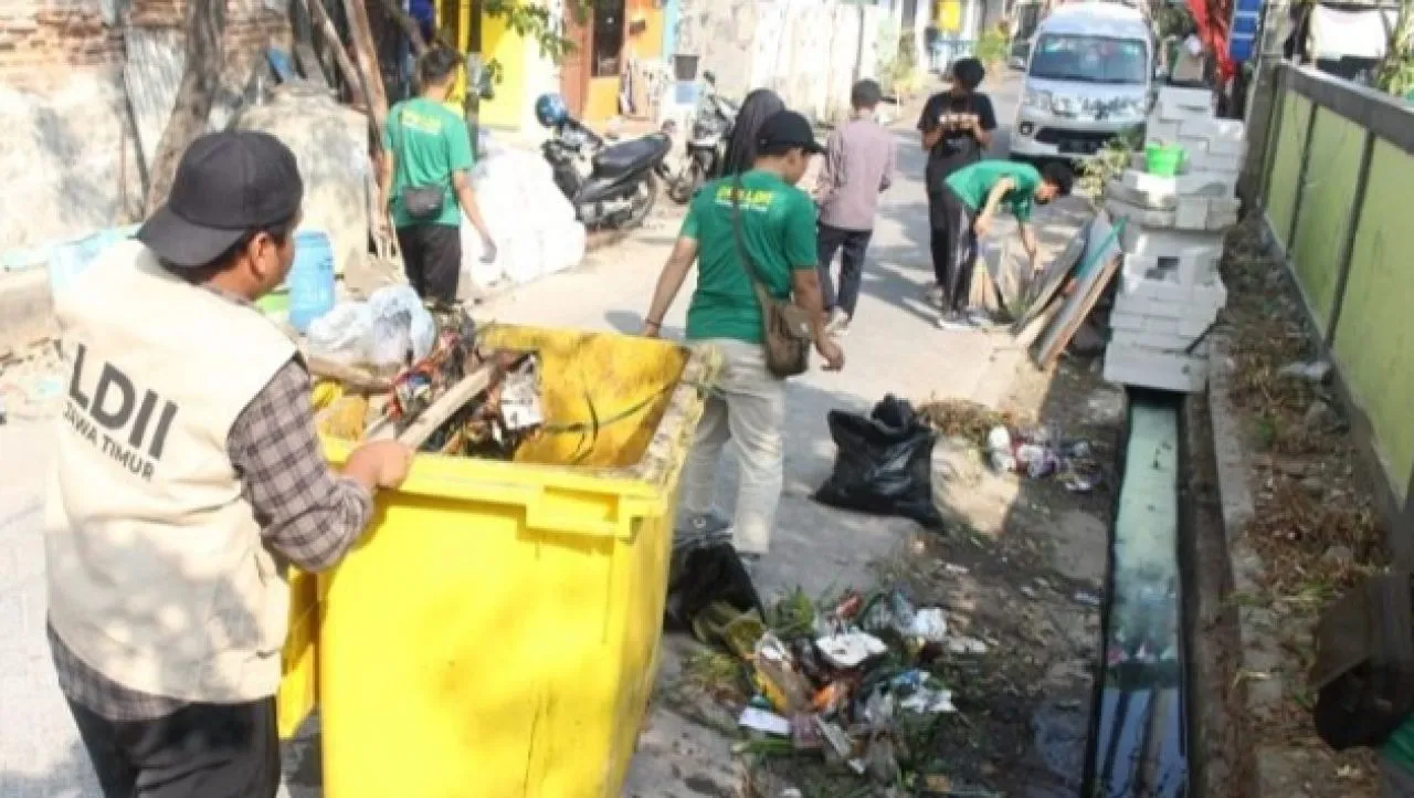 Sambut HUT RI Ke-78, LDII Jatim Kerja Bakti Bersihkan TPU Gayungan Surabaya