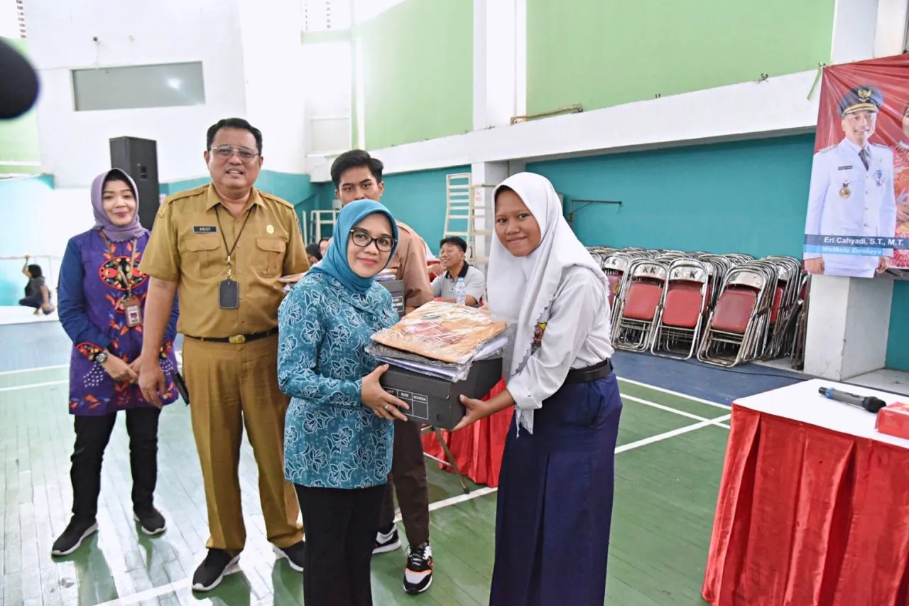 Sebanyak 7000 Pelajar di Surabaya terima Seragam Gratis