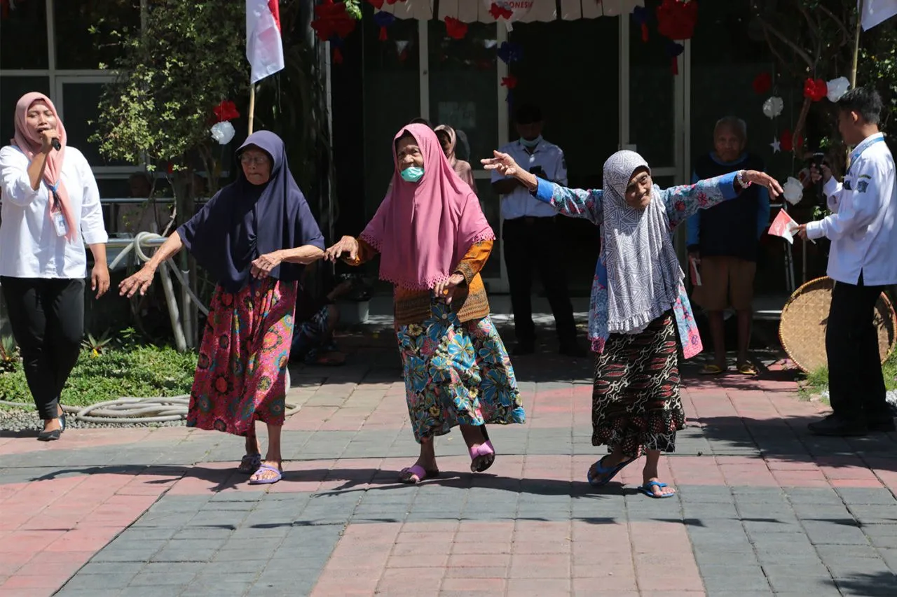 Serunya Lansia Griya Werdha Surabaya Lomba Joget Meriahkan HUT ke-78 RI