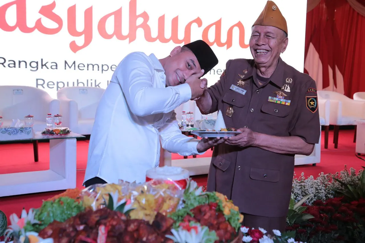 Tasyakuran bereng LVRI Surabaya, Wali Kota Eri Bagikan 1.249 Paket Sembako