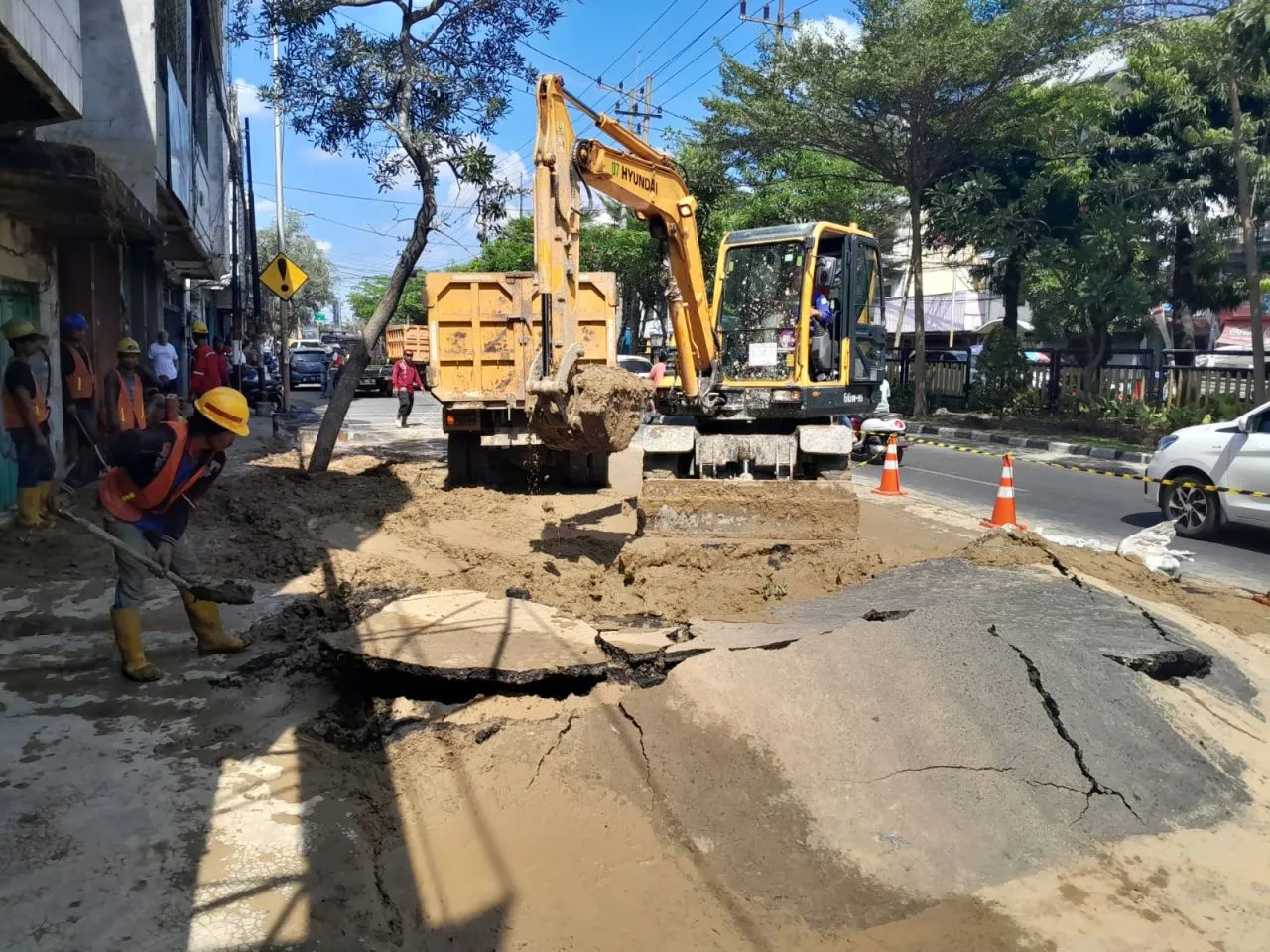 Aspal Menjulang di Jalan Pasar Kembang, PDAM Surabaya Jamin Hari Ini Selesai Diperbaiki