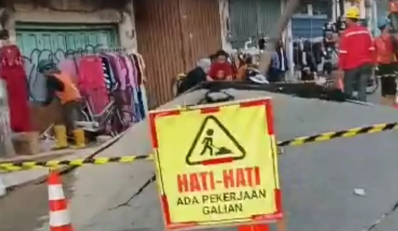 Aspal Jalan di Surabaya Meletus Membentuk Gunungan, Ini Diduga Penyebabnya