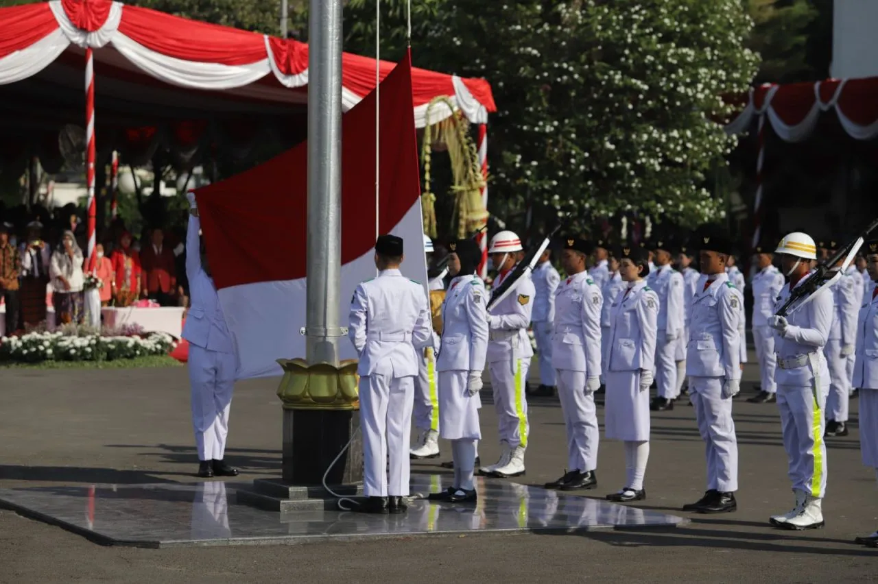 Upacara Bendera HUT Ke-78 RI, Wali Kota Eri Cahyadi Serahkan 169 Piagam Penghargaan