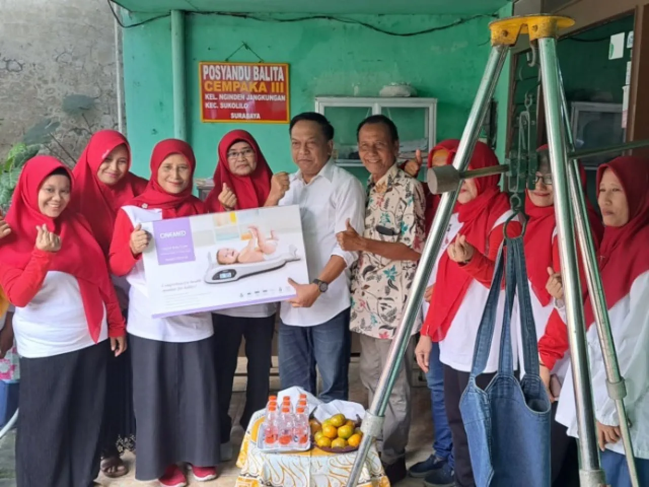 Komisi B Beri Bantuan Timbangan Digital untuk Posyandu di Surabaya