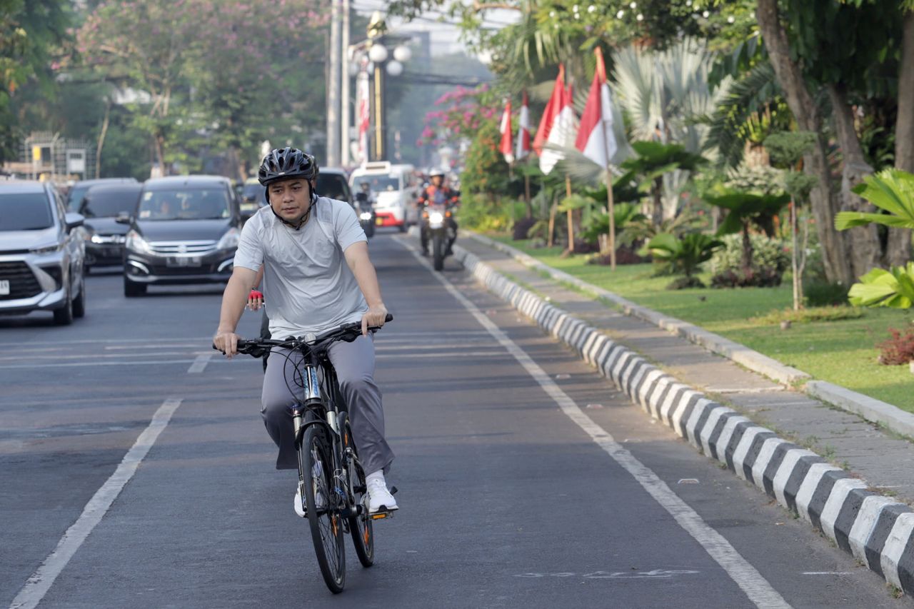 Foto: Wali Kota Eri Cahyadi bersepeda menuju balai kota Surabaya, Jumat (1/09/2023)