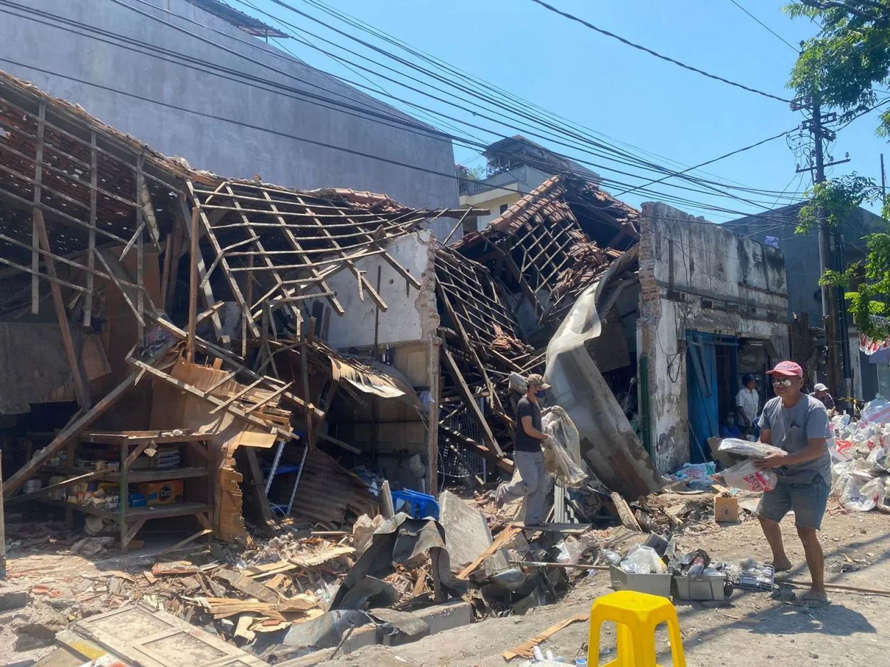 Rumah Warga Kapasari Surabaya Ambruk, Diduga Dampak Proyek Drainase