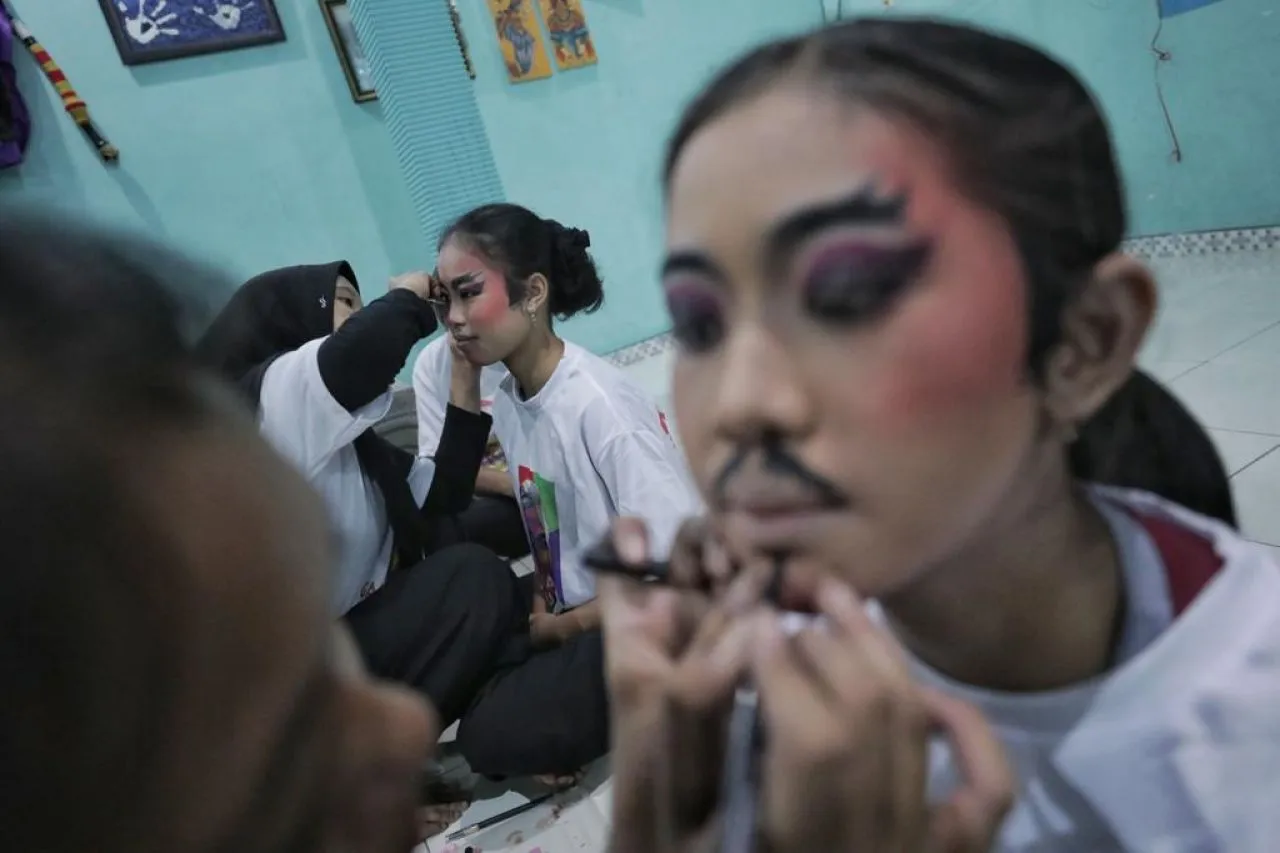 Srikandi Ganjar Gelar Pelatihan Rias Wajah Bagi Penari di Kediri