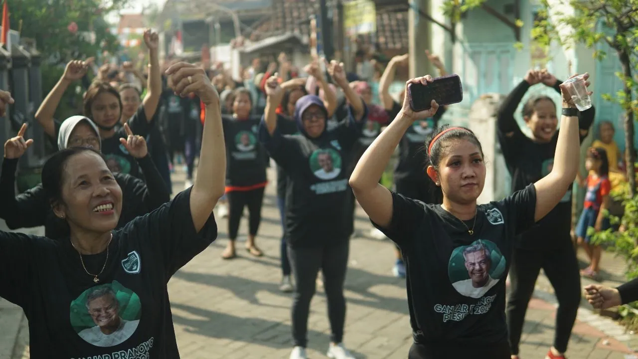 Sosalisasi Gaya Hidup Sehat, Kowarteg Dukung Ganjar Ajak Emak - emak Surabaya Senam