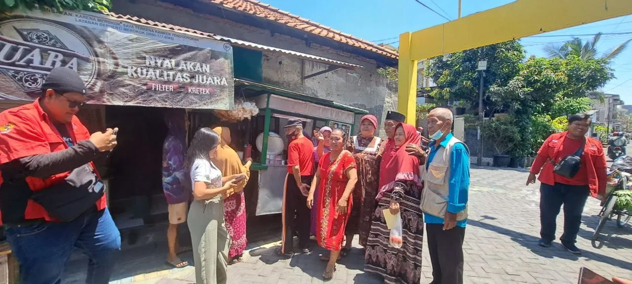 Sosalisasikan Ganjar di Kampung Jangkungan, Anas Karno Borong Beras untuk Dibagikan Gratis Ke Warga