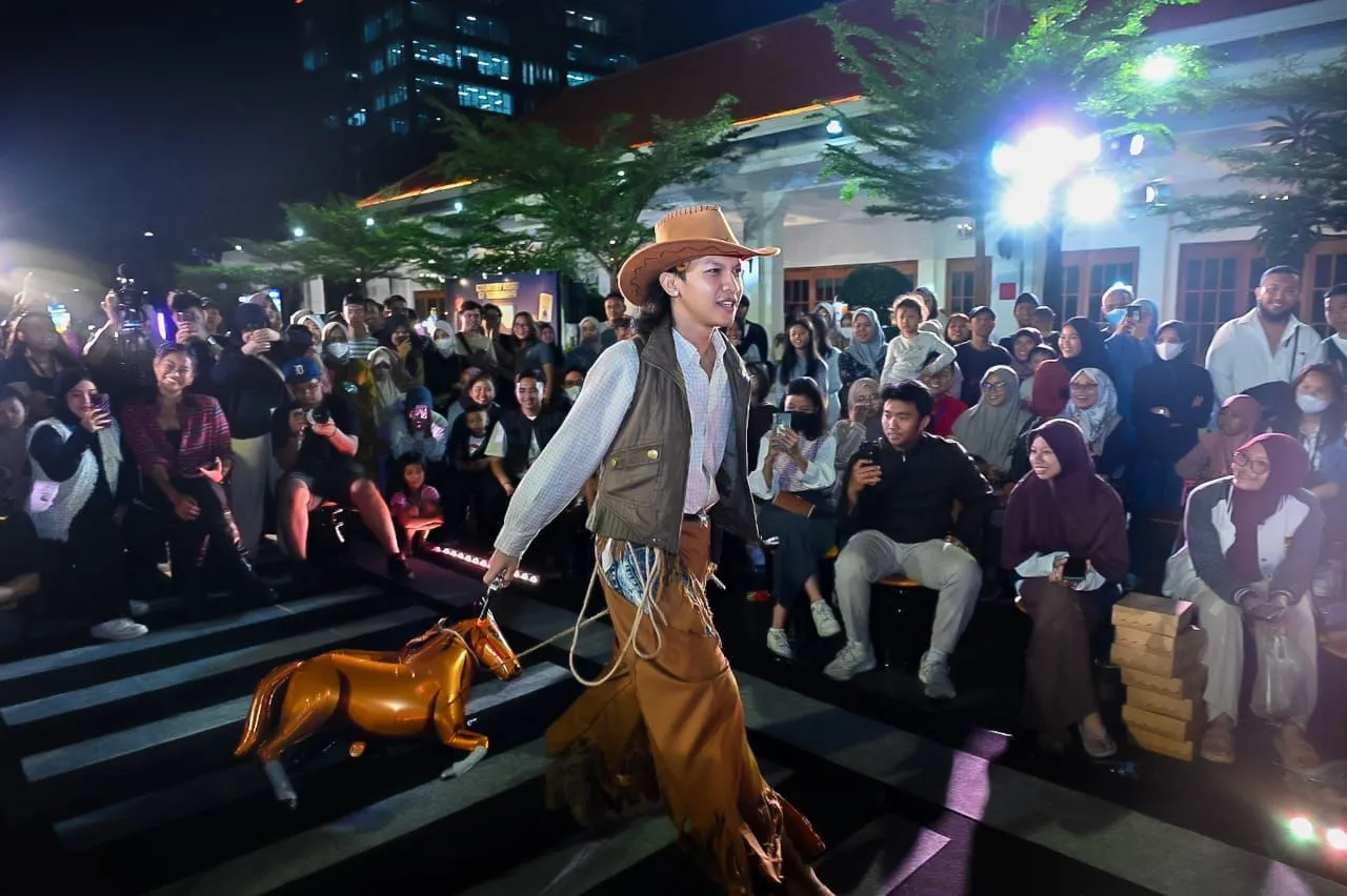 Dorong Kreativitas Kaum Muda, Seniman Ganjar Gelar Surabaya Street Fashion
