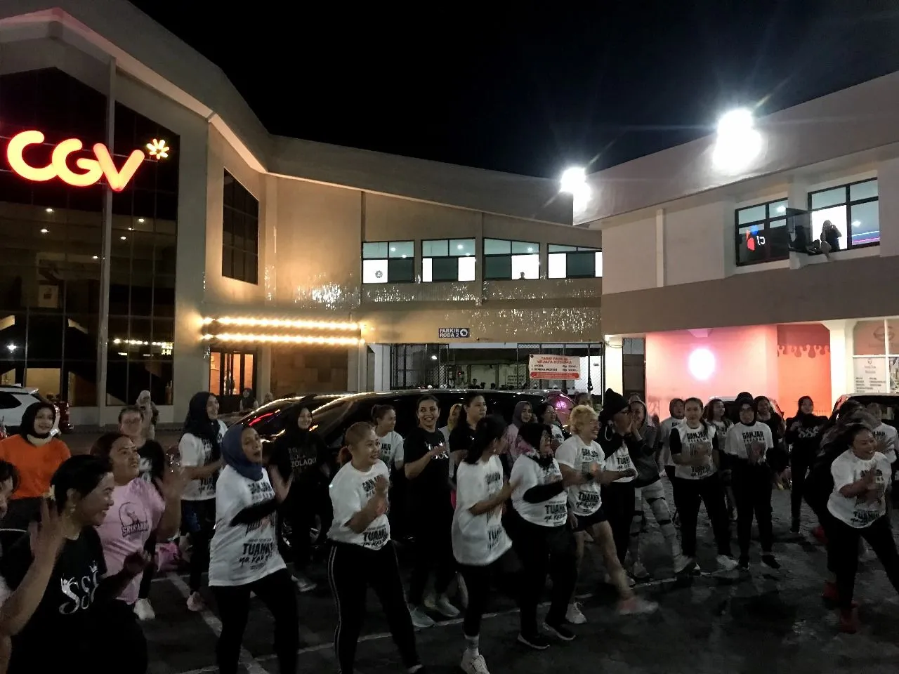 Srikandi Ganjar Ajak Milenial Hidup Sehat dengan Senam Zumba di Probolinggo