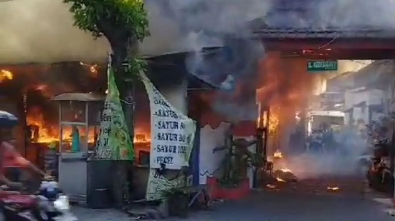 Usai Terdengar Ledakan, Depot Makanan di Surabaya Terbakar
