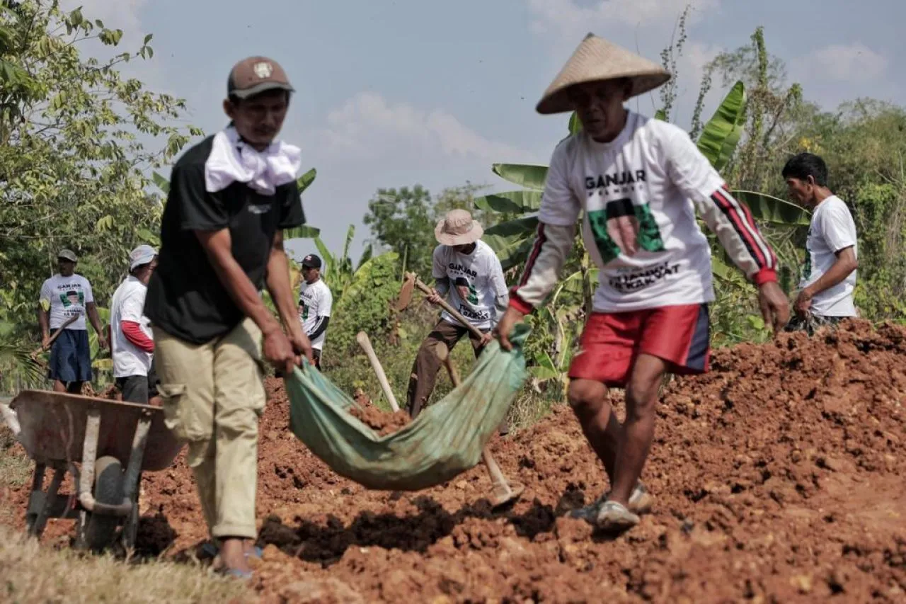 Kiai Muda Ganjar Perbaiki Jalan Penghubung Dua Desa di Tuban