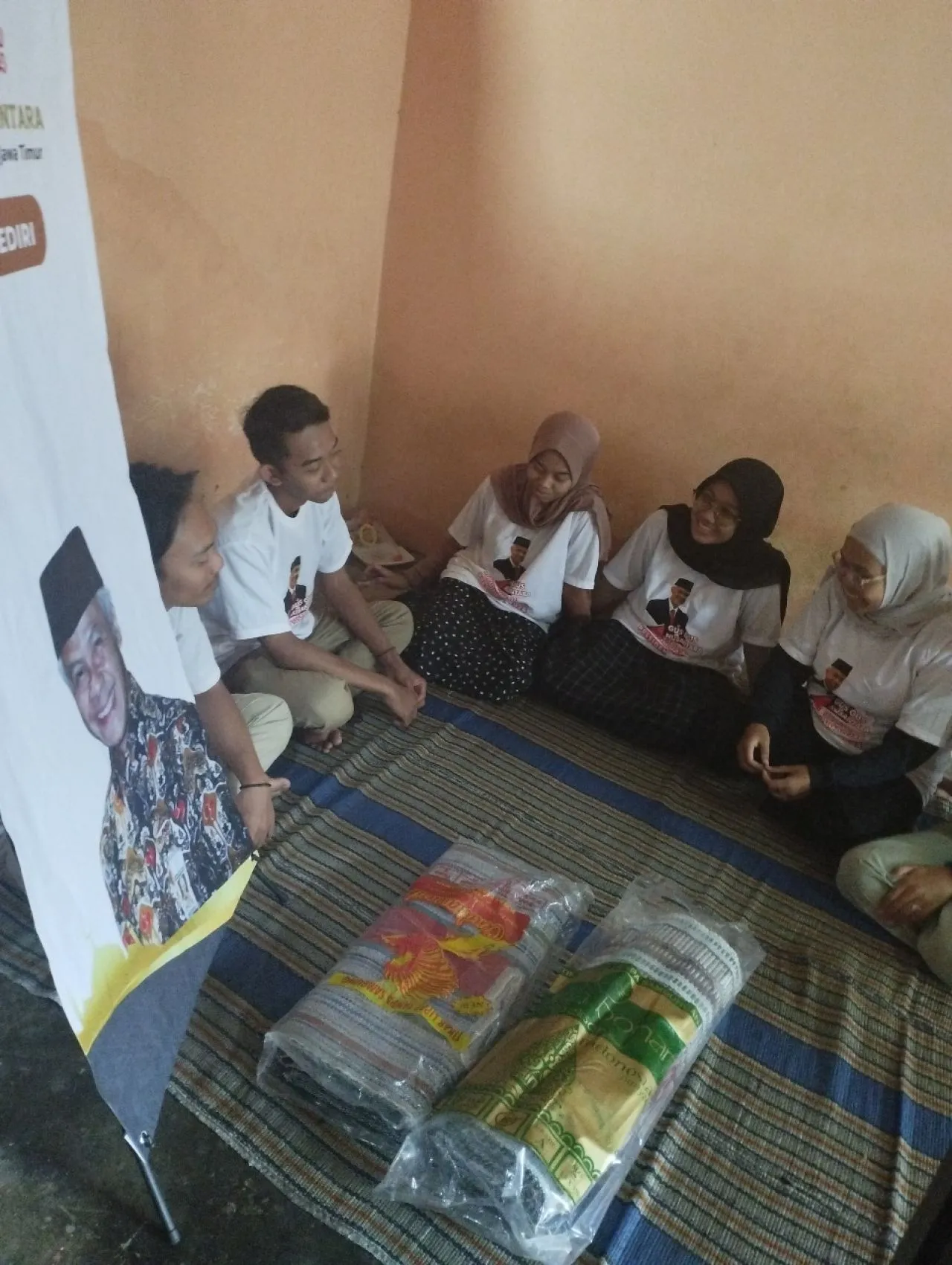 Gus-Gus Ganjar Salurkan Karpet ke Majelis Taklim di Kediri