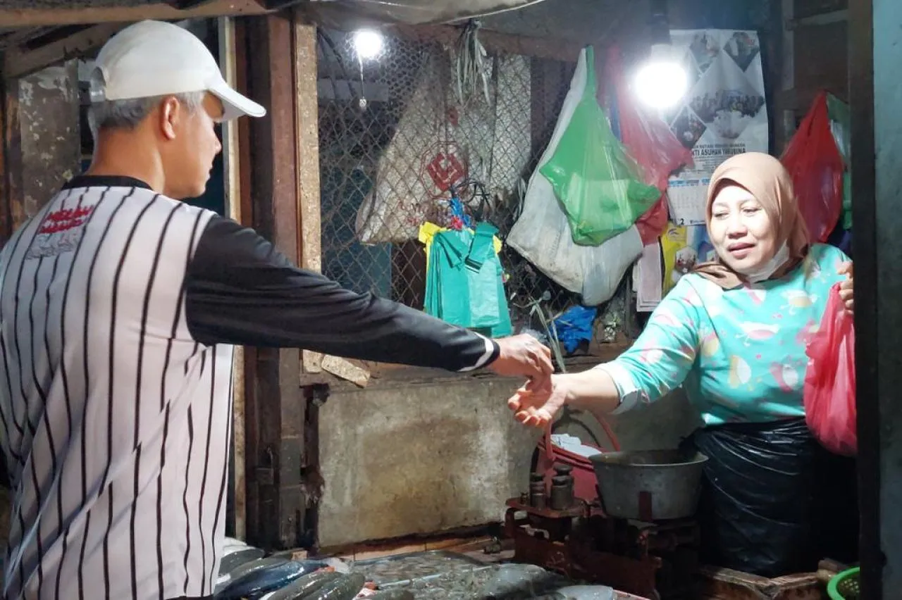 Blusukan Ke Pasar Tradisional di Surabaya, Ganjar Dapat Dukungan Dari Pedagang Jadi Presiden