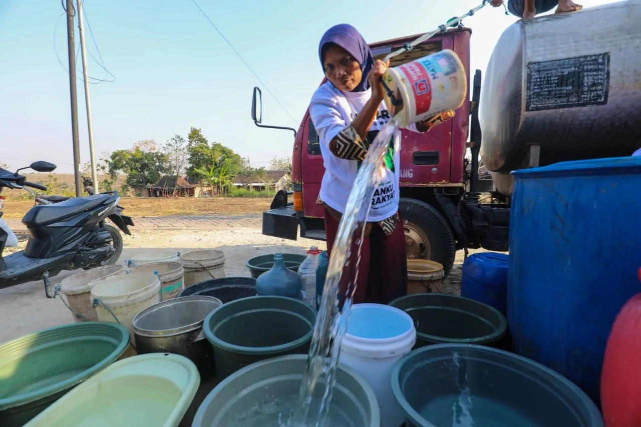 Kyai Muda Ganjar Beri Bantuan Air Bersih dan Sumur Bor Gratis Ke 400 Keluarga di Bojonegoro