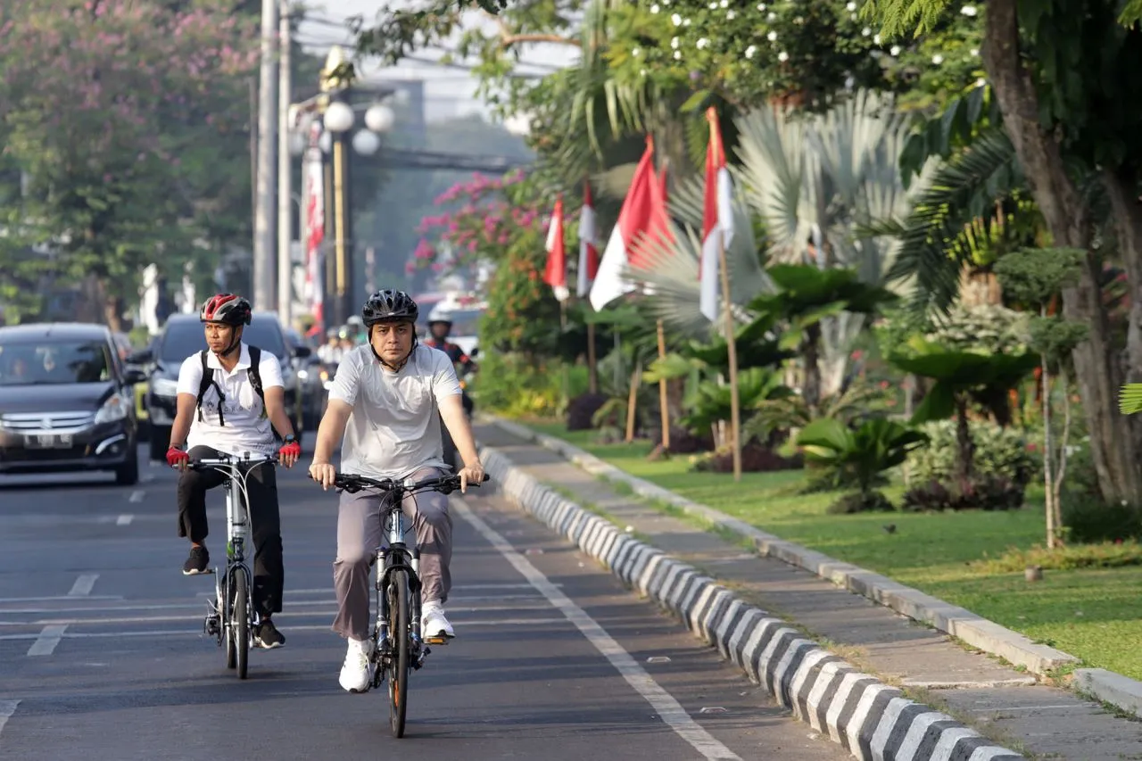 Wali Kota Surabaya Eri Cahyadi Bersepeda ke Balai Kota, Ini Tujuannya