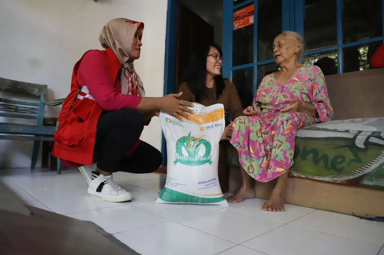 Puluhan Ribu Keluarga di Surabaya Dapat Bantuan Beras Gratis
