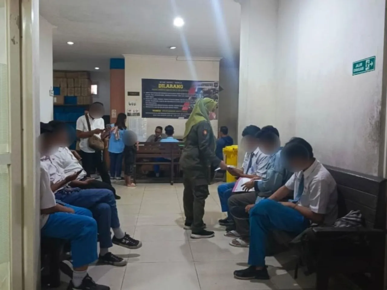 Satpol PP Surabaya Jaring Belasan Pelajar Nongkrong di Warkop pada Jam Sekolah