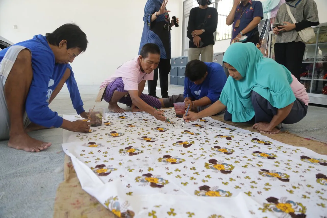 Dinsos Berdayakan Penghuni Liponsos Keputih Tanam Sayuran hingga Membatik