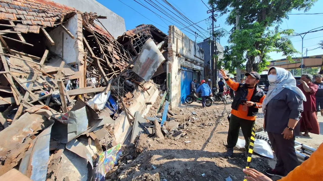 BPBD Gerak Cepat Evakuasi Rumah Ambruk di Kapasari Surabaya