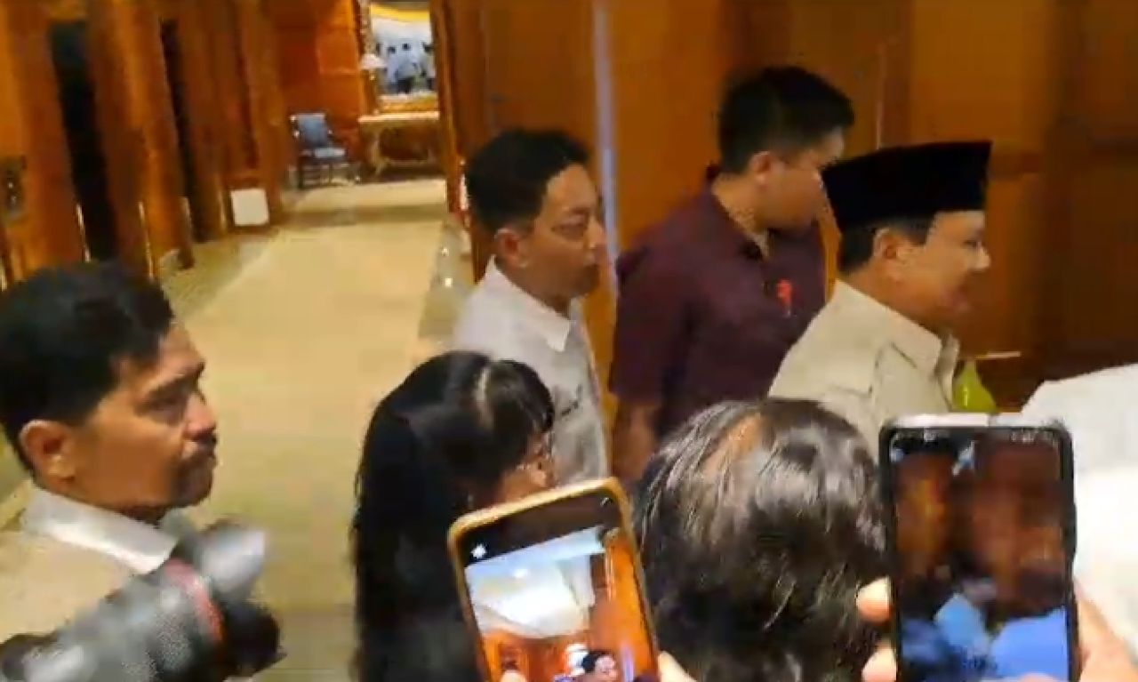 Calon Presiden (Capres) Prabowo Subianto, usai melakukan pertemuan tertutup dengan sejumlah kiai khos dan ulama Jatim di Hotel Shangri-La, Surabaya, Kamis (28/09/2023)