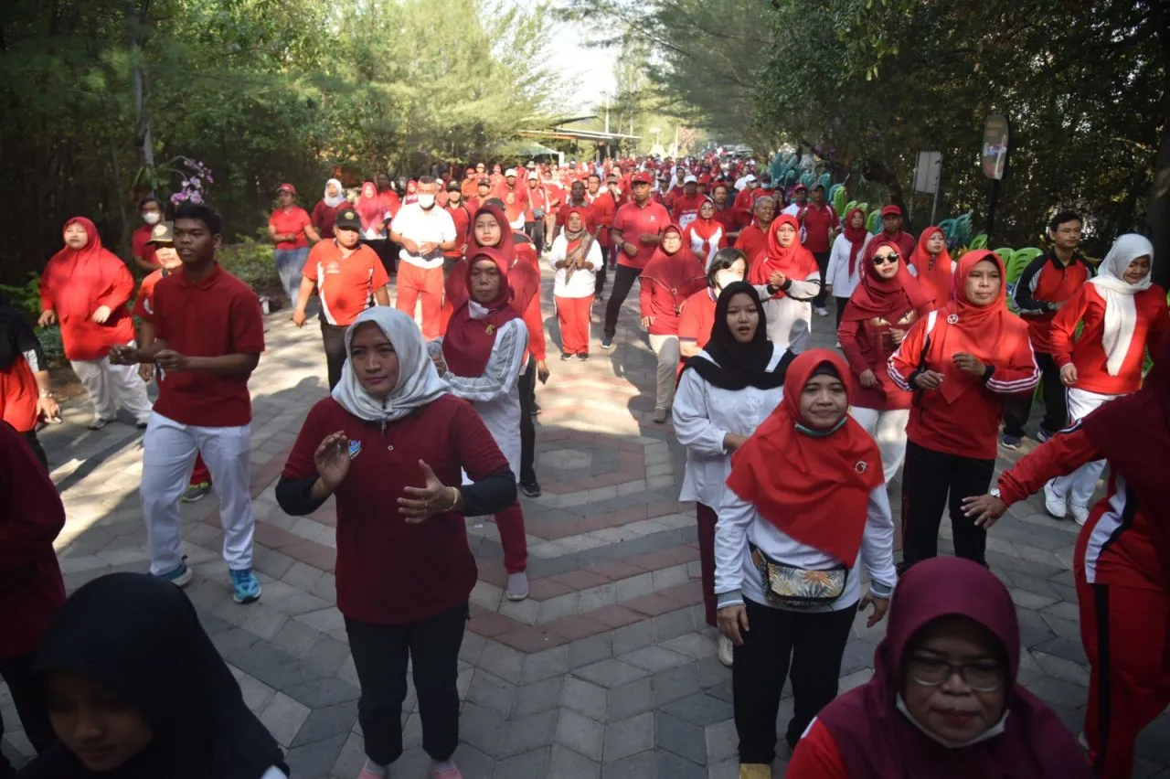 Hapus Sekat Sekolah Negeri dan Swasta, Kepala SMP Se- Surabaya Senam Bersama