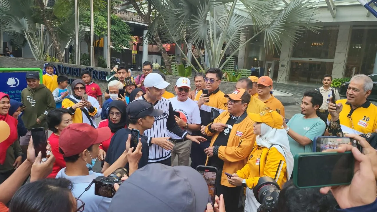 Ganjar Pranowo Jalan Sehat Bareng Ribuan Warga Surabaya