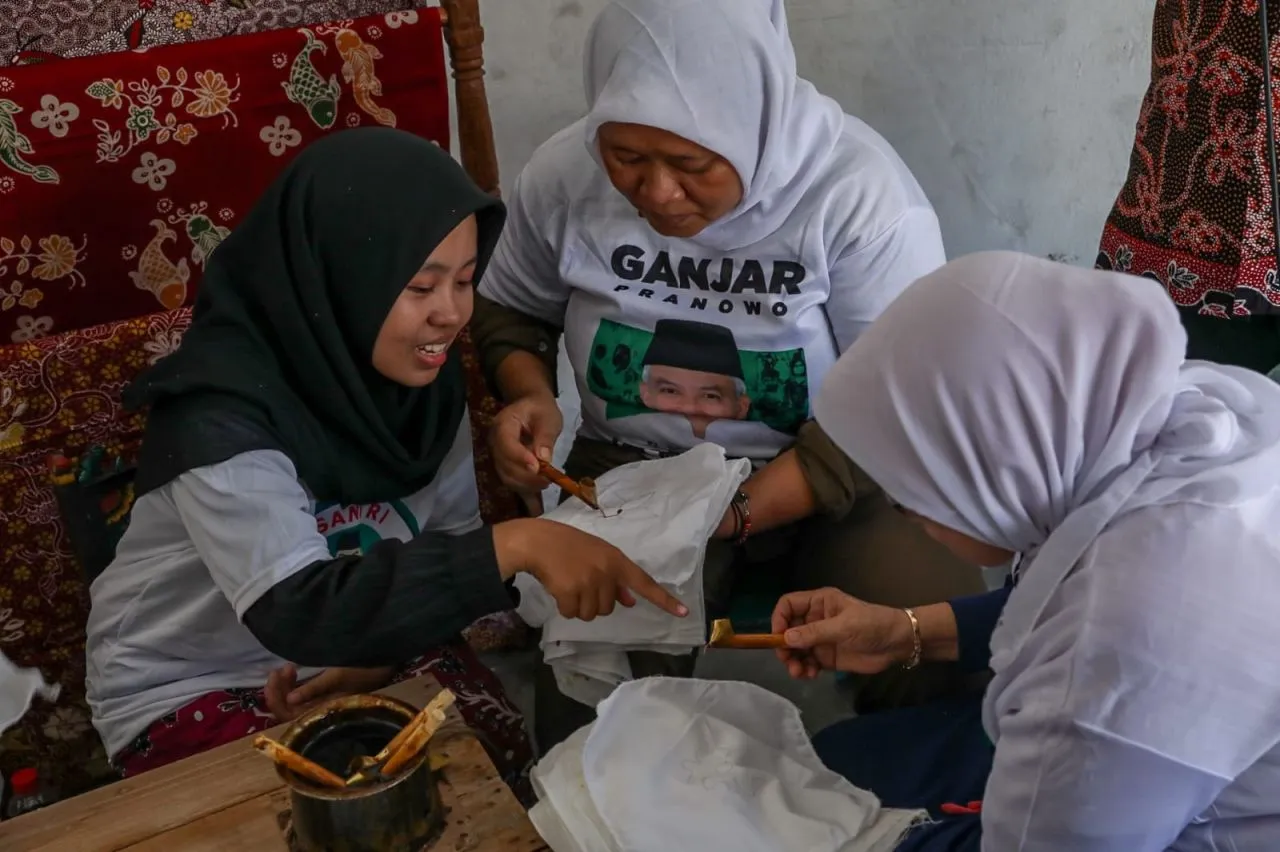 Warga di Surabaya Ingin Buka Usaha Batik Tulis Setelah Dapat Pelatihan dari Santri Ganjar