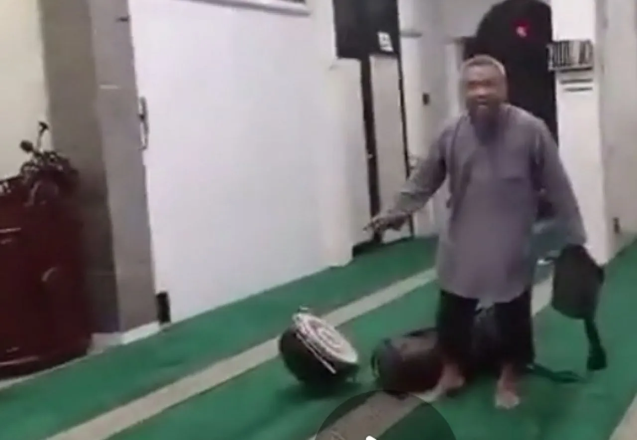 Viral Video Seorang Pria Marah - marah di Dalam Masjid Gegara Alat Musik Rebana