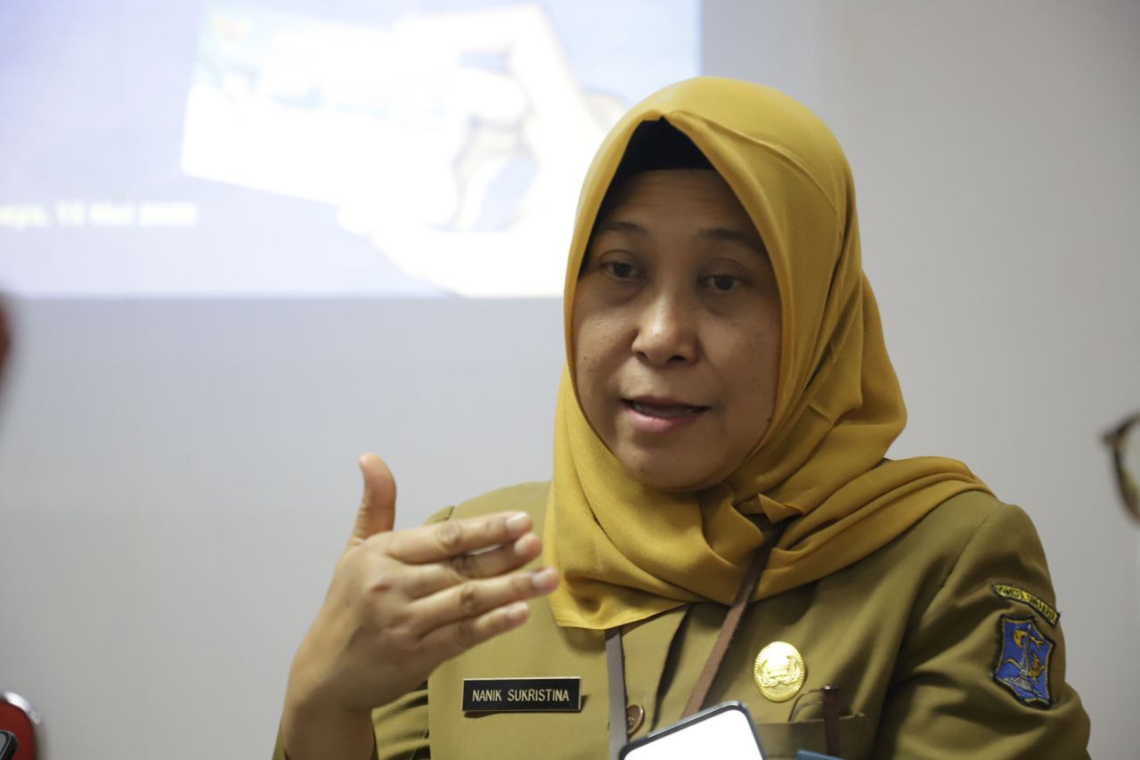 Foto; Kadinkes Kota Surabaya, Nanik Sukristina saat memberi keterangan kepada wartawan, Selasa (10/10/2023)