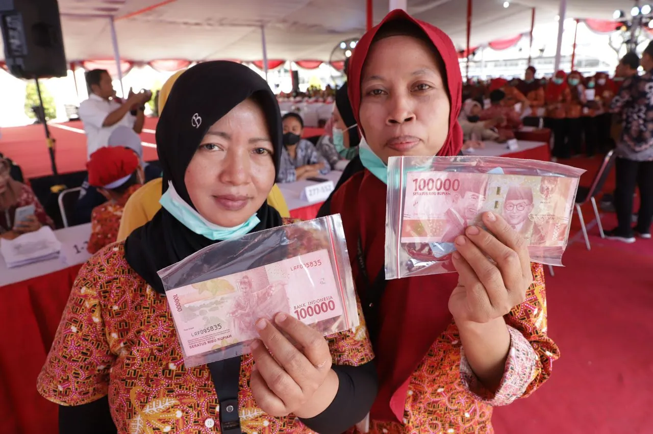 3.745 Buruh Pabrik Rokok di Surabaya Terima BLT DBHCT Dari Pemkot