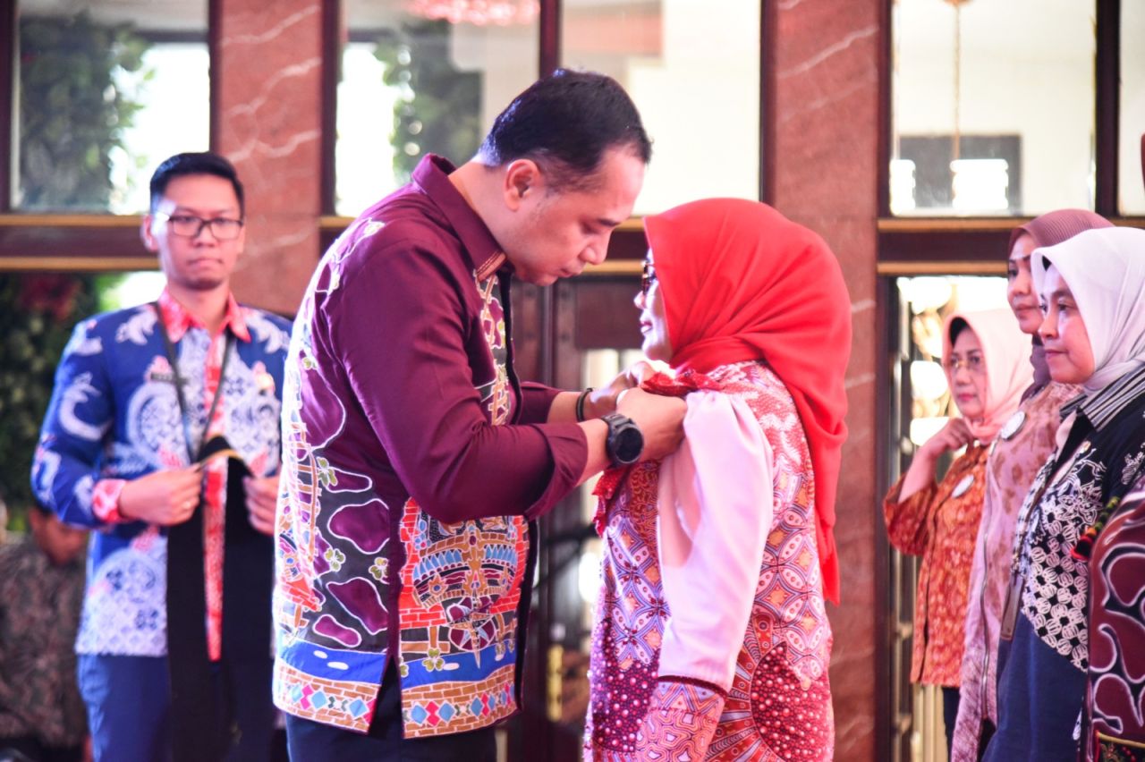 Wali Kota Eri Kukuhkan Forum Puspa Srikandi Surabaya