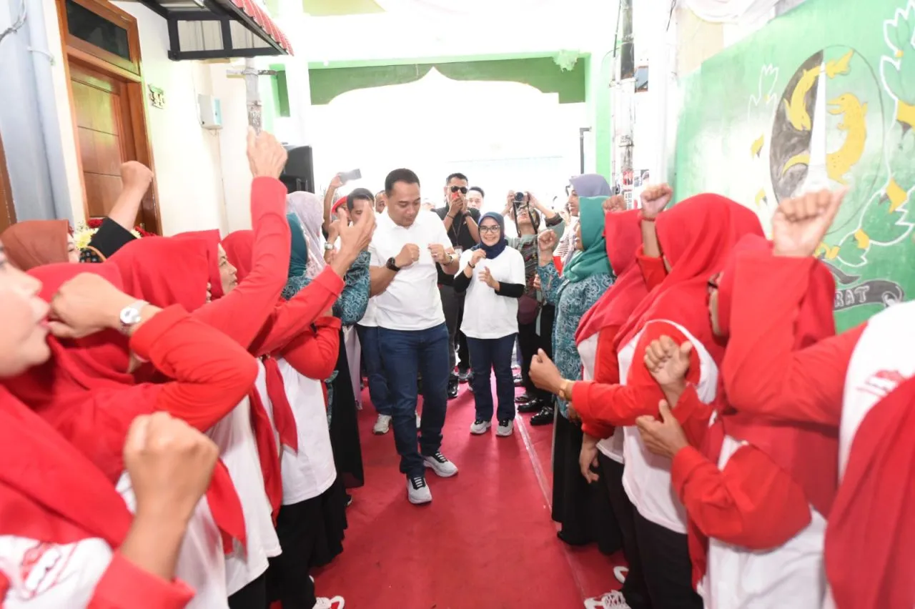 Layaknya Masjid, Wali Kota Eri Cahyadi Ajak Warga Surabaya Memakmurkan Balai RW