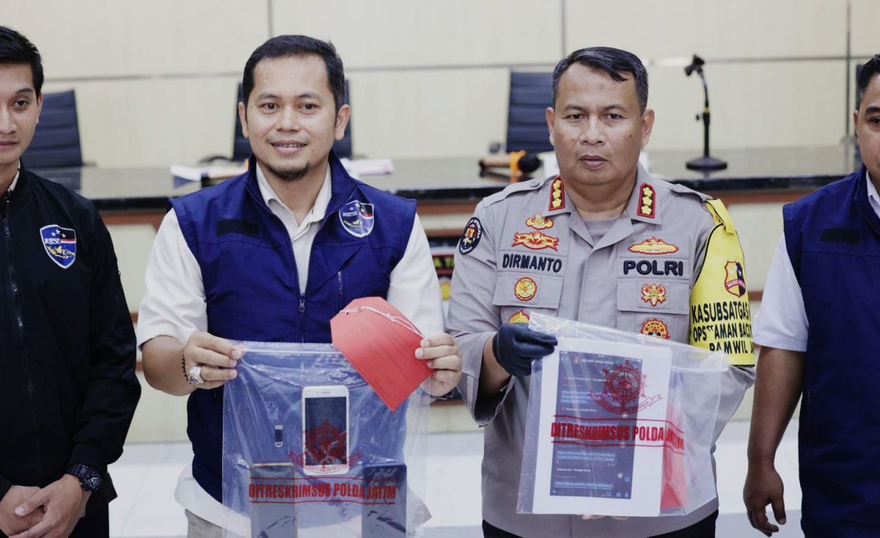 Teks foto : Kombes Pol Dirmanto didampingi Kasubdit V Cyber Crime Ditreskrimsus Polda Jatim AKBP Henri Novere Santoso