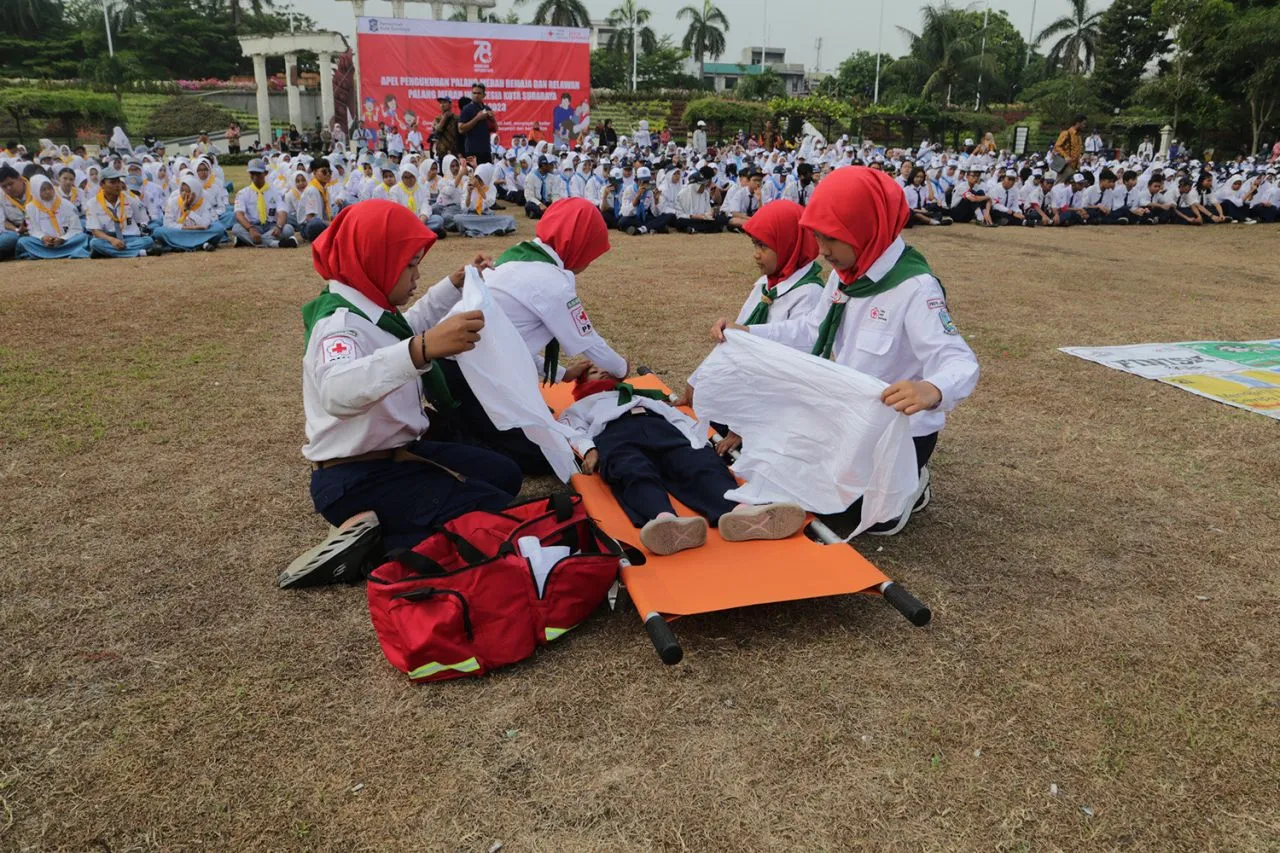 Pemkot Surabaya Kukuhkan Ribuan Anggota PMR dan Relawan PMI