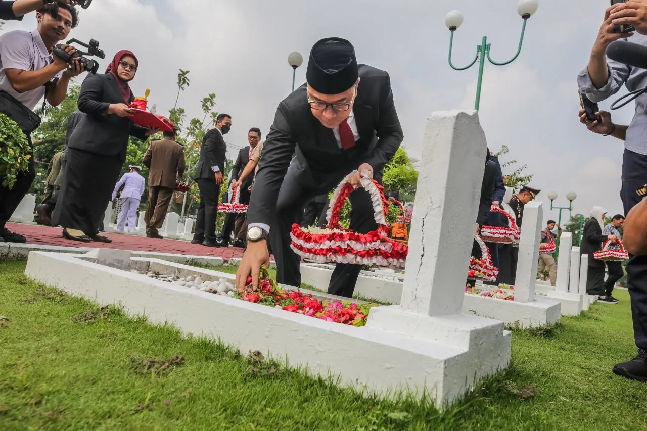 Peringati Hari Pahlawan, Wali Kota Eri Cahyadi Ziarah di TMP Kusuma Bangsa