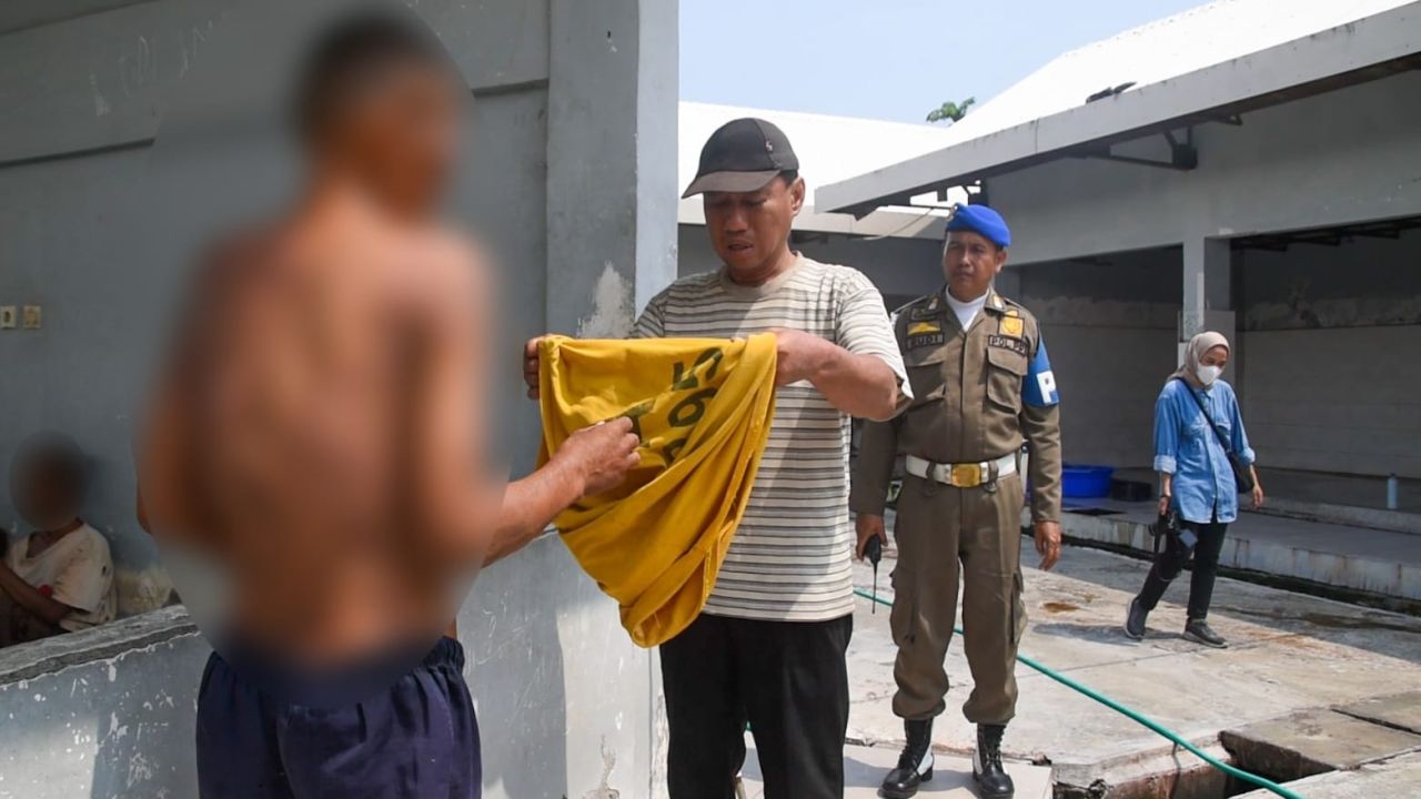 Pemkot Surabaya Pulangkan Pengemis Viral ke Daerah Asal