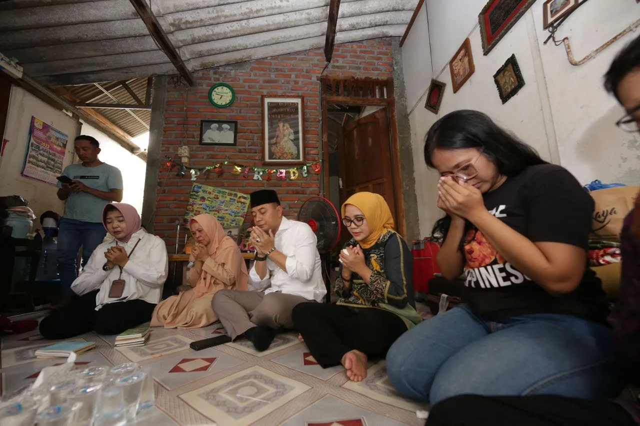 Wali Kota Eri Cahyadi Beri Santunan Korban Kecelakaan Maut di Lumajang
