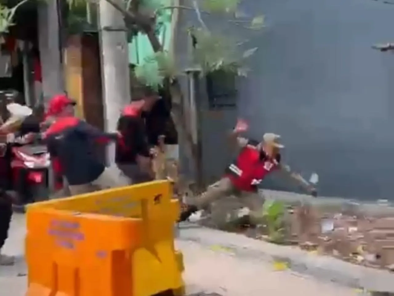 Dua Satpol PP Surabaya Dianiaya Oknum Buruh, Wali Kota Eri Minta Pelaku Ditangkap