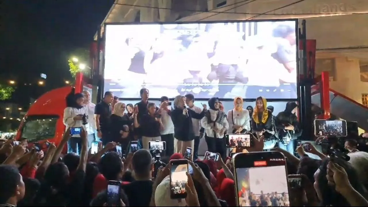 Istri Ganjar Pranowo Joget Salam Tiga Jari Bersama Warga Surabaya