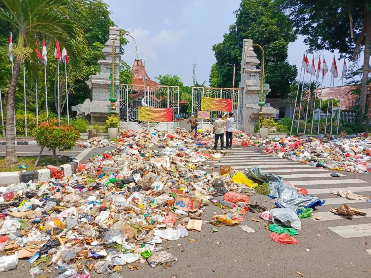 Ratusan Pekerja Kebersihan Tumpahkan Sampah Di Sepanjang Jalan Pendopo Delta Wibawa