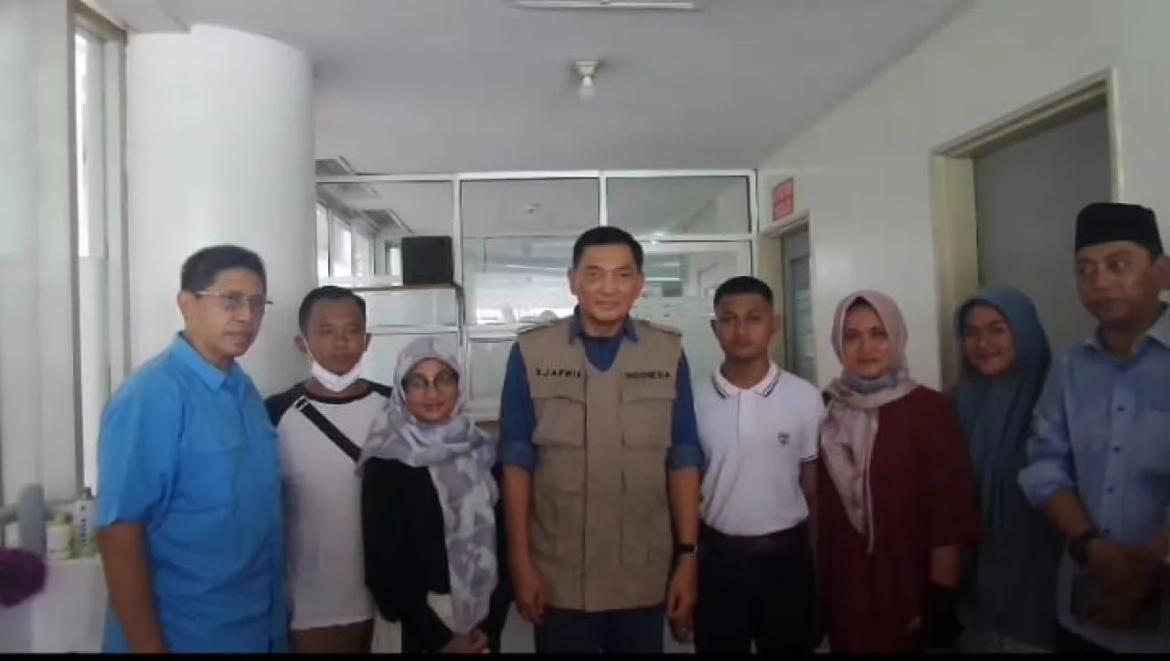 TKN Prabowo - Gibran Jenguk Tokoh Masyarakat Korban Penembakan OTK di Sampang
